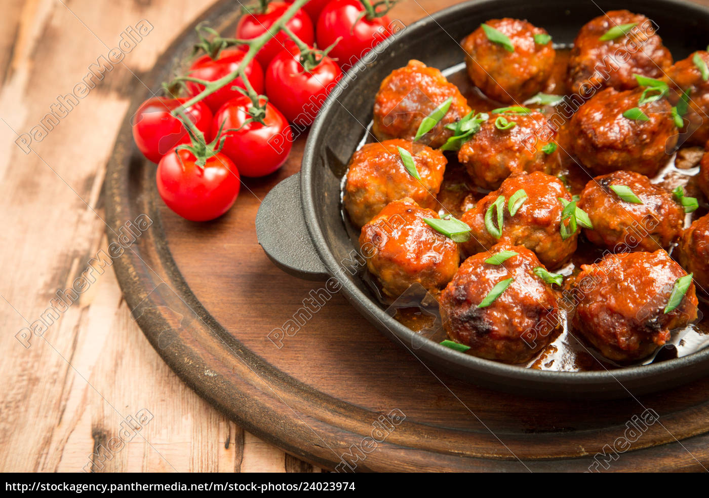 fleischbällchen in süß-saurer tomatensoße. - Stock Photo - #24023974 ...