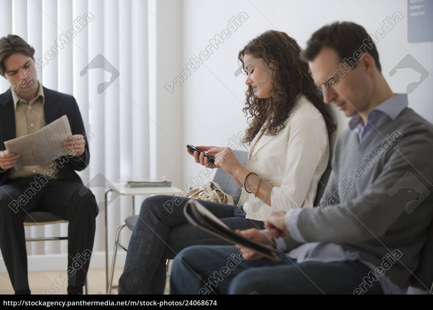 Patienten sitzen im Wartezimmer Stock Photo 24068674 Bildagentur