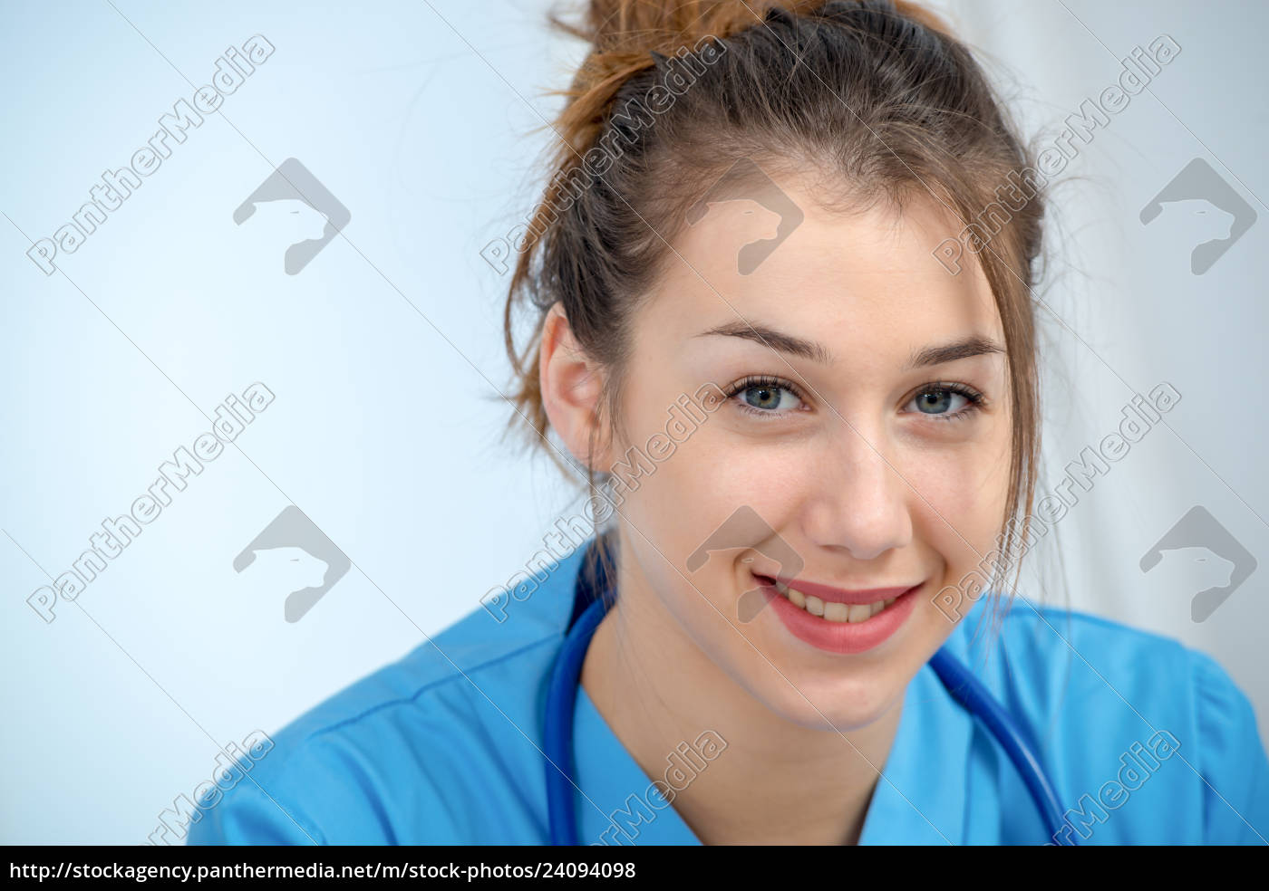 Porträt Einer Jungen Und Lächelnden Ärztin Stockfoto 24094098 Bildagentur Panthermedia