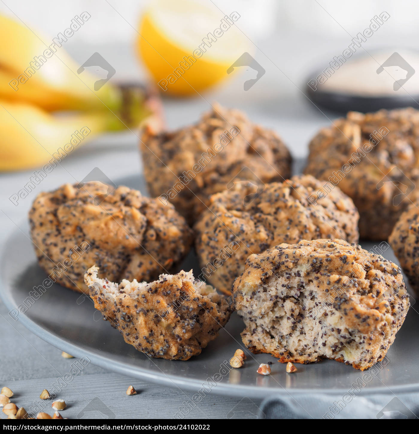 bananenmuffins mit buchweizenmehl und mohn - Stock Photo - #24102022 ...