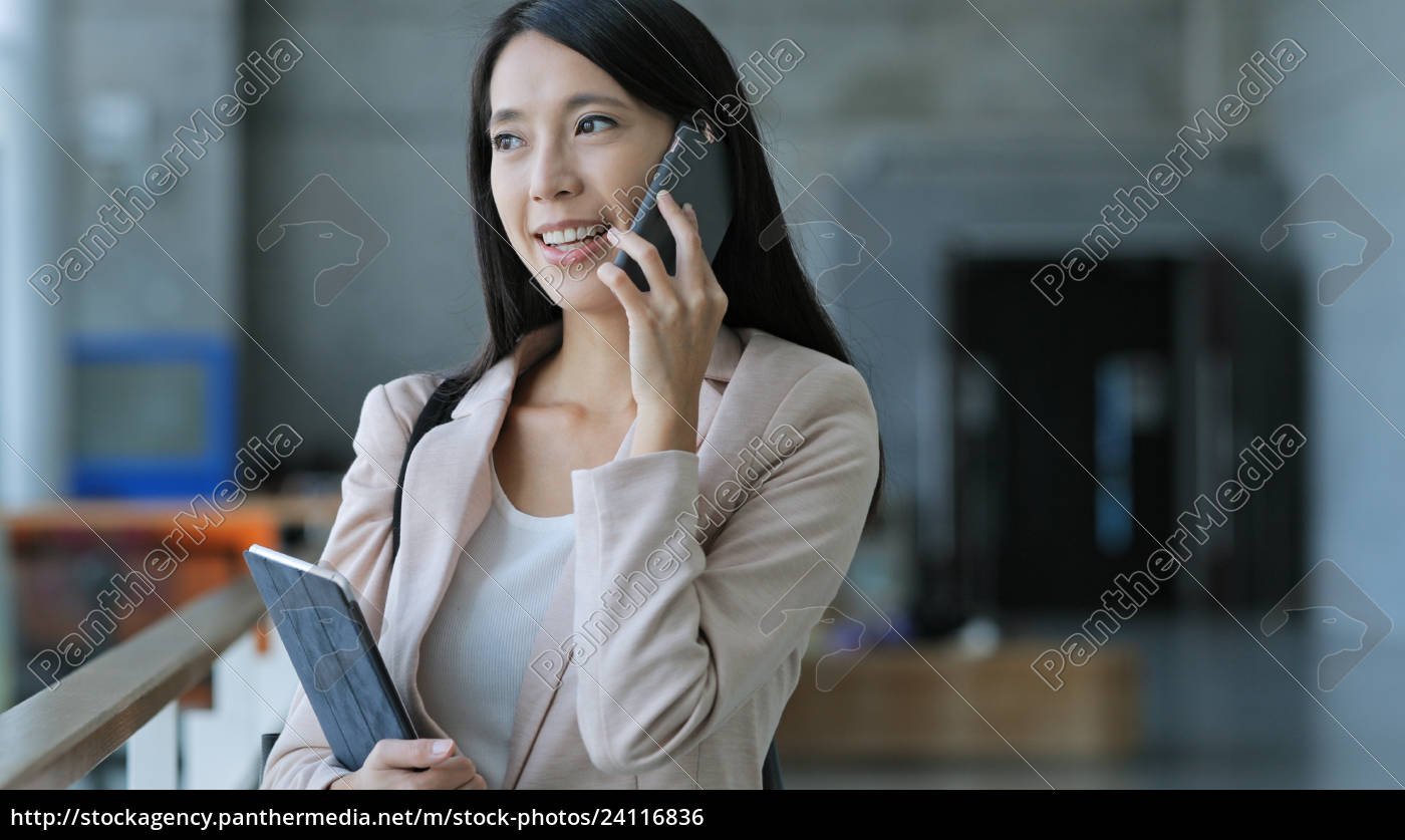 Geschaftsfrau Sprechen Mit Handy Und Halten Lizenzfreies Foto Bildagentur Panthermedia