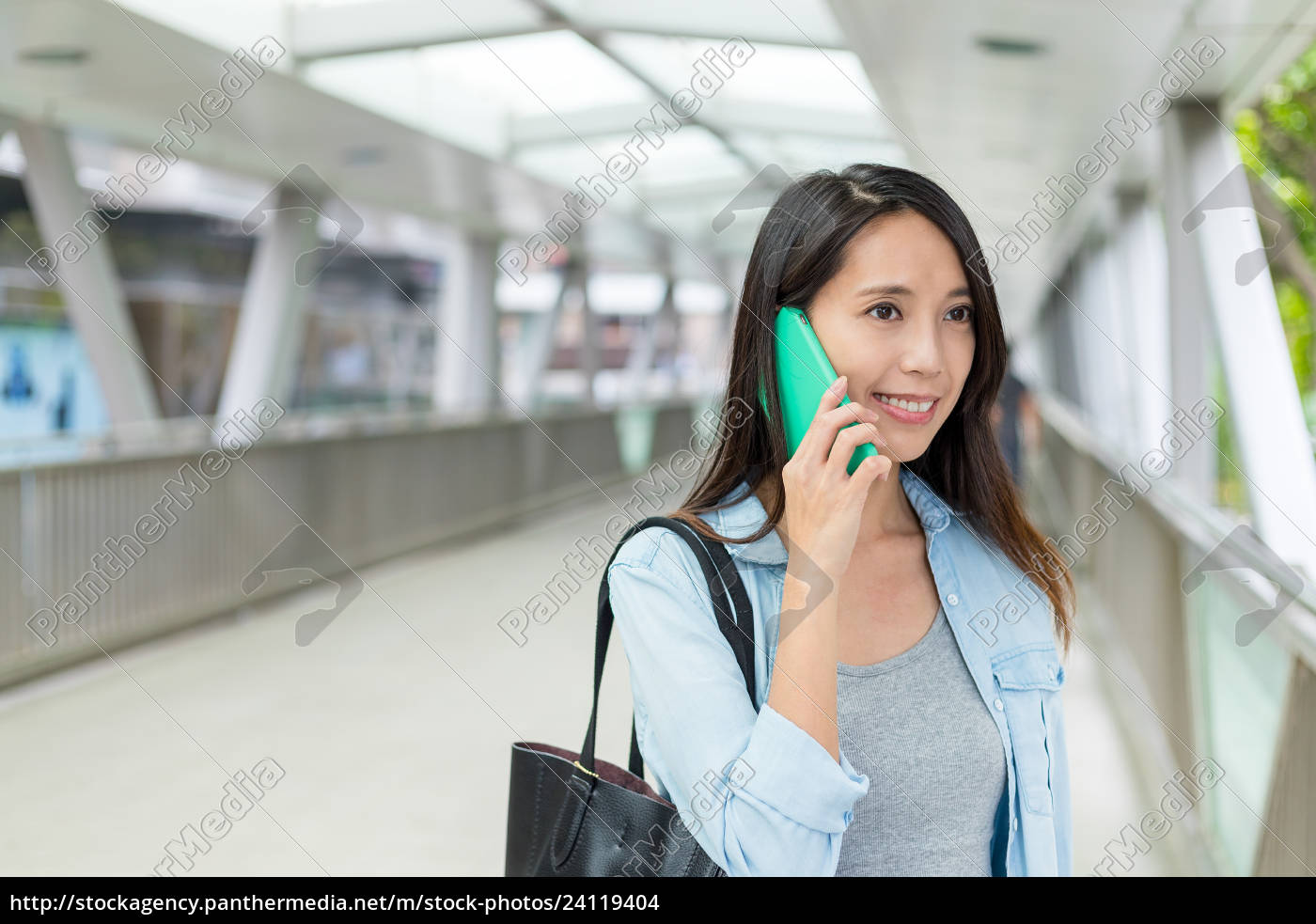 Frau Sprechen Mit Handy Lizenzfreies Foto Bildagentur Panthermedia