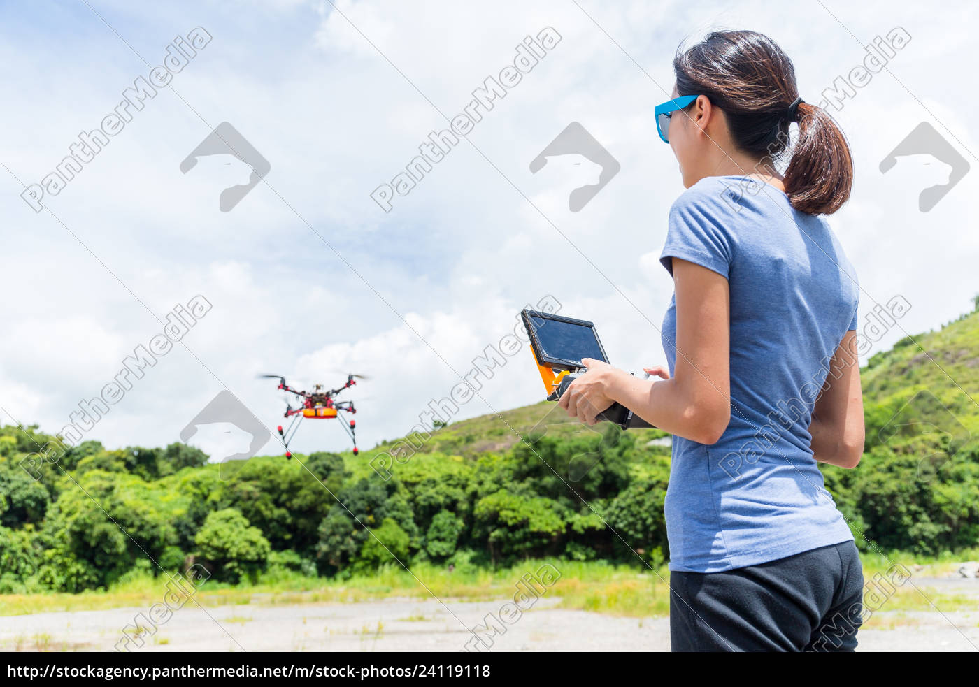 Frau Die Fliegenden Drohne Steuert Stockfoto 24119118 Bildagentur Panthermedia 