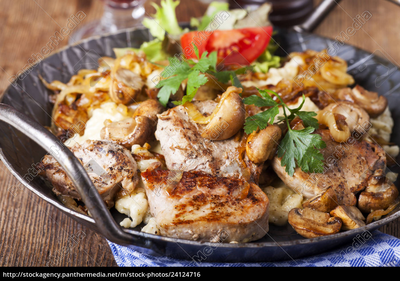 Schweinefilet auf Spätzle mit Pilzen - Lizenzfreies Foto - #24124716 ...