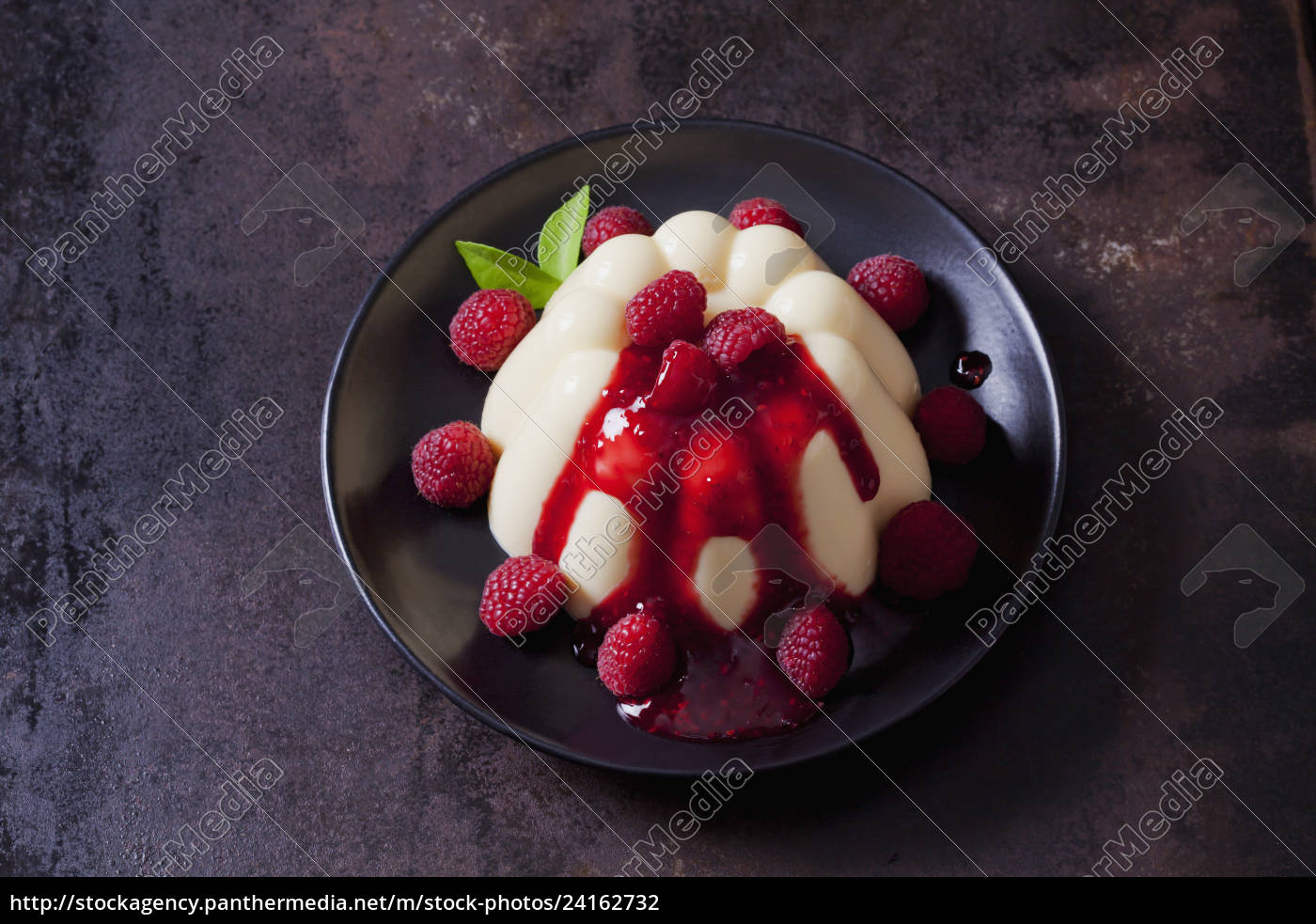 Custard mit Himbeeren und Himbeersauce auf dem Teller - Lizenzfreies ...