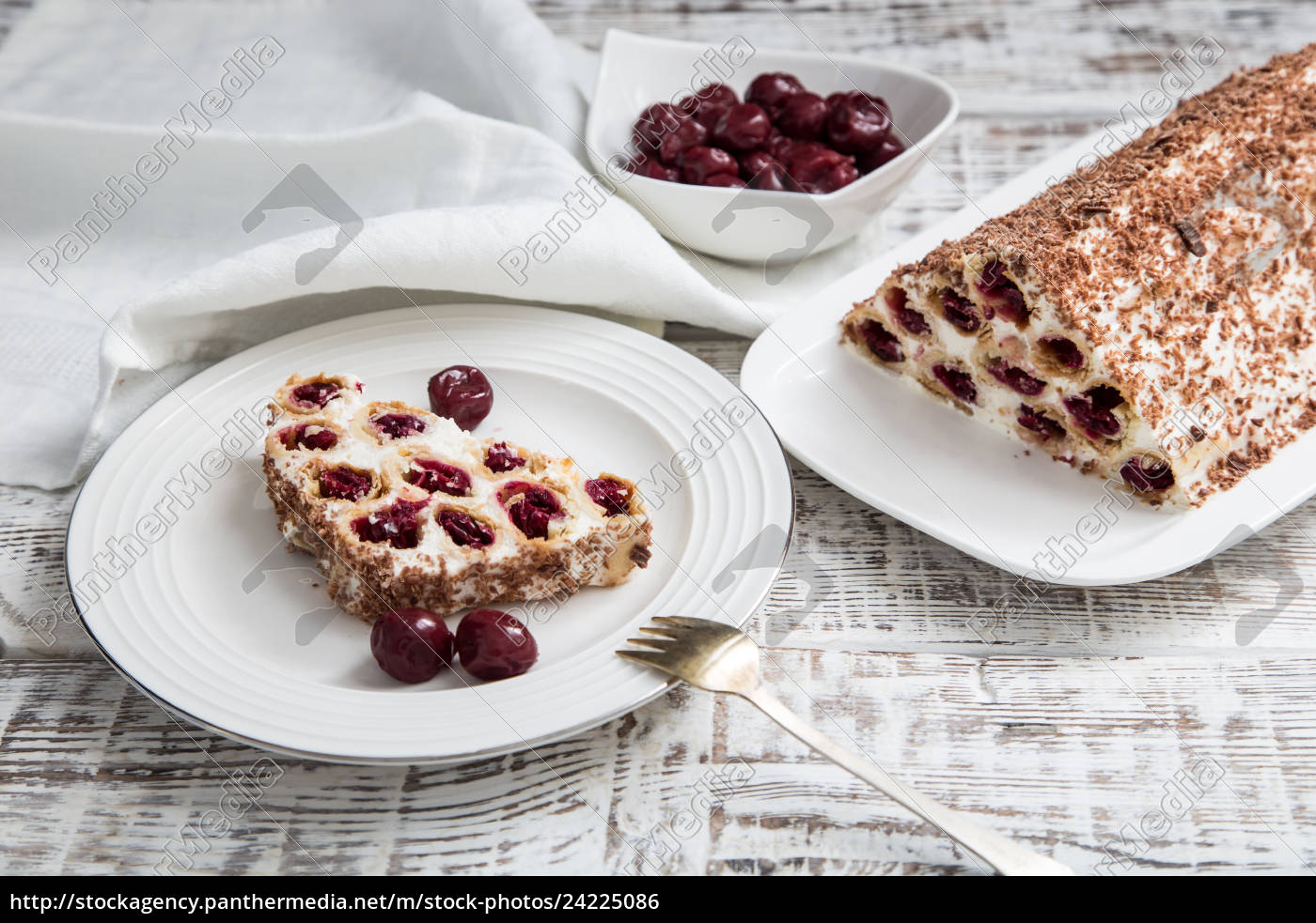 Kuchen mit Kirschen Sahne und Schokolade auf leichtem - Stock Photo ...