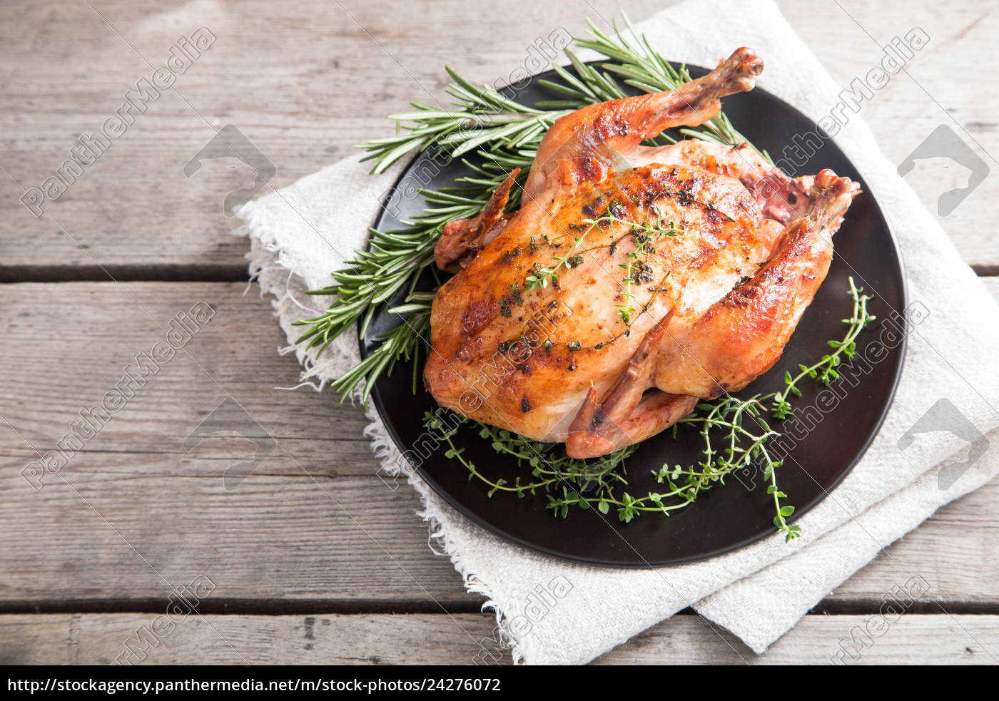 Gebratenes ganzes Huhn mit Kräutern über - Lizenzfreies Foto ...