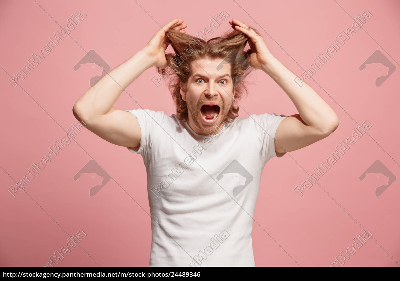 Der junge emotionale wütende Mann schreit auf rosa Stock Photo 24489346 Bildagentur