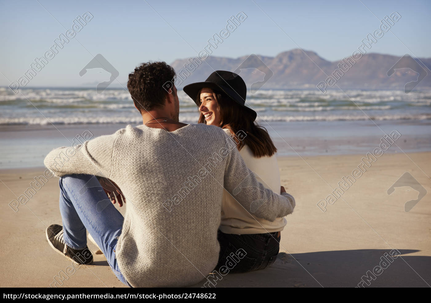 Romantische Paare Die Zusammen Auf Winter Strand Sitzen Stock Photo Bildagentur Panthermedia