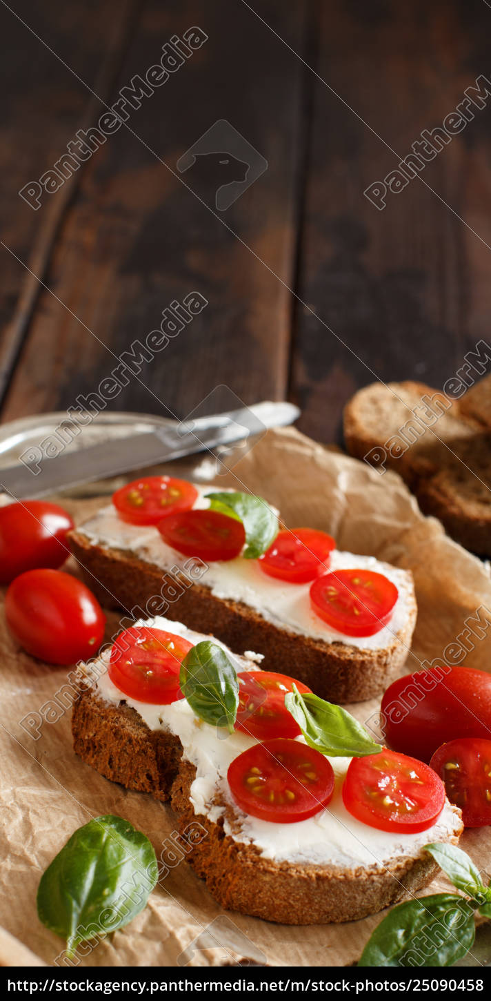 bruschetta mit frischkäse kirschtomaten und basilikum - Stockfoto ...