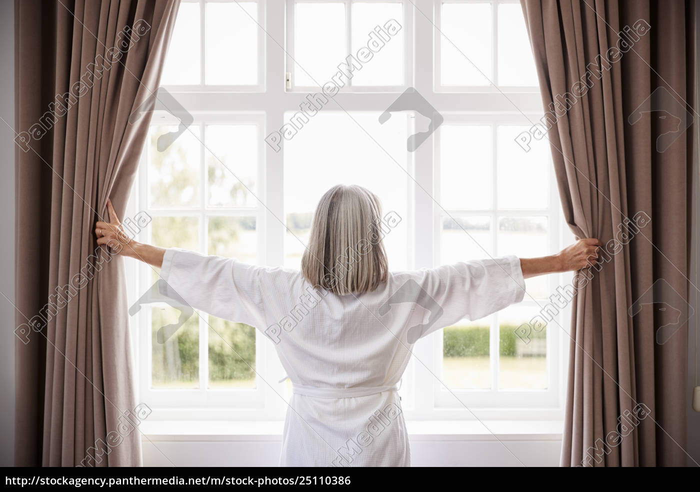stock bild 25110386 - ältere frau die schlafzimmer vorhänge öffnet und aus