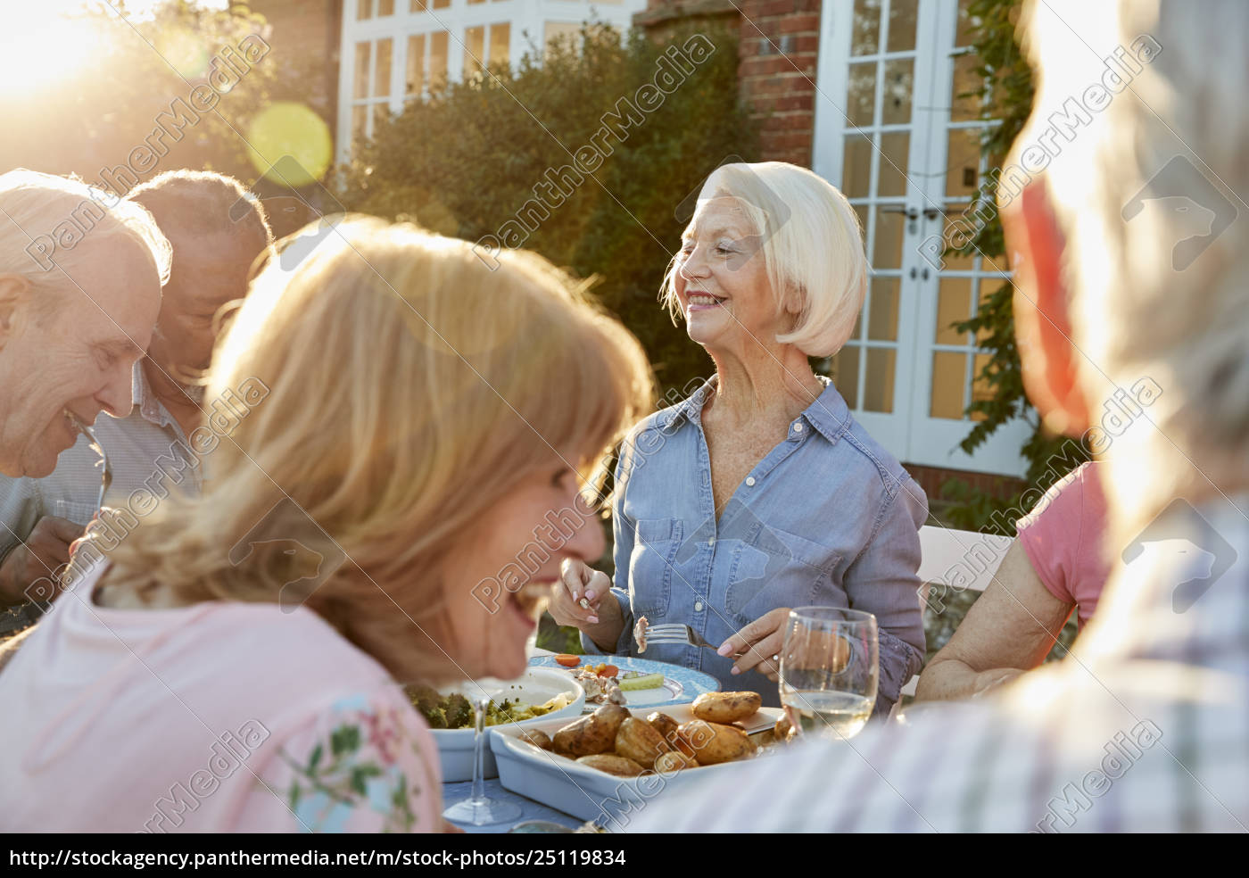 Gruppe Der Senior Friends Spass Outdoor Dinner Party Stockfoto