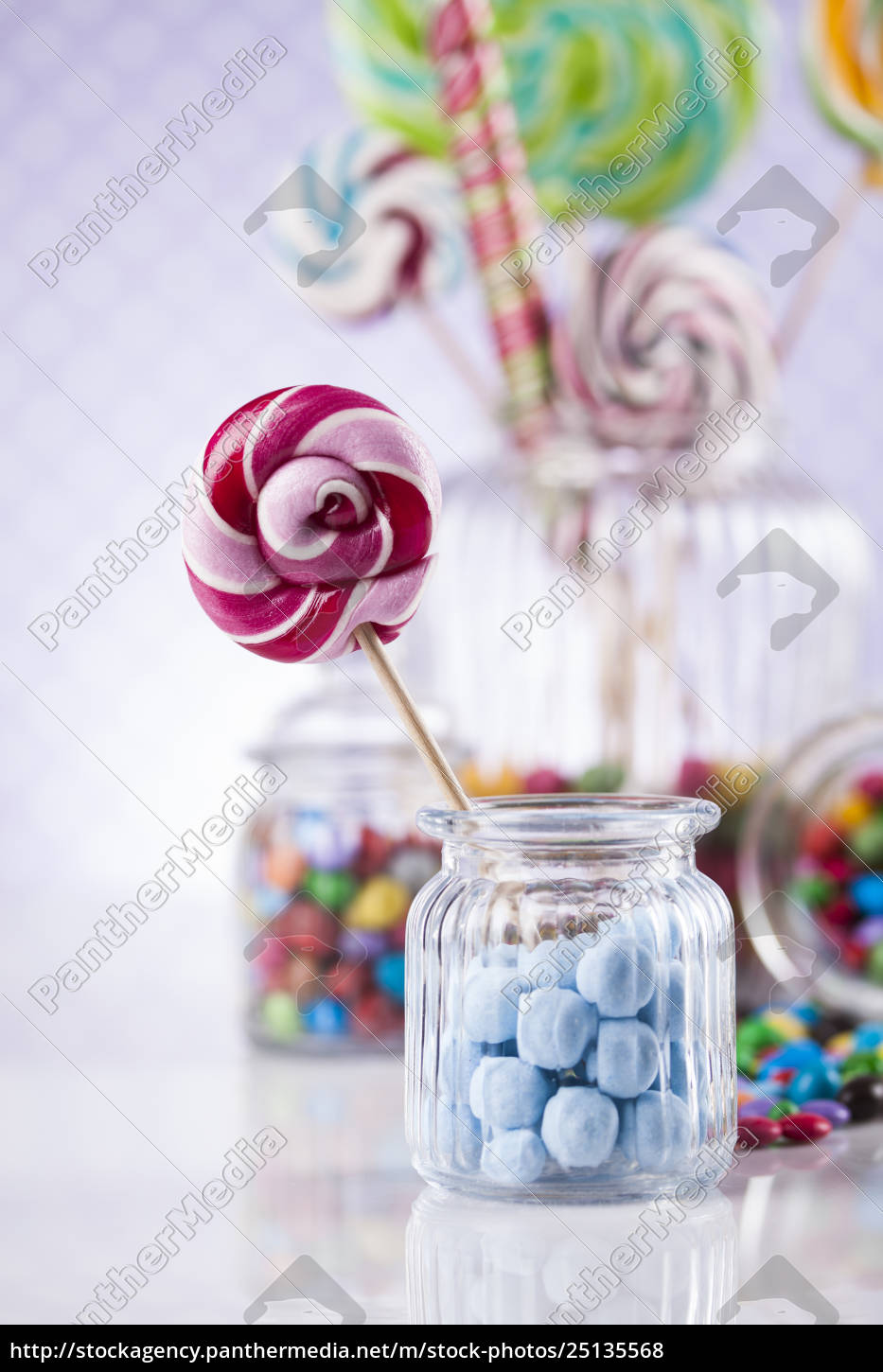 bunte süßigkeiten lollipops und süßigkeiten - Lizenzfreies Foto ...