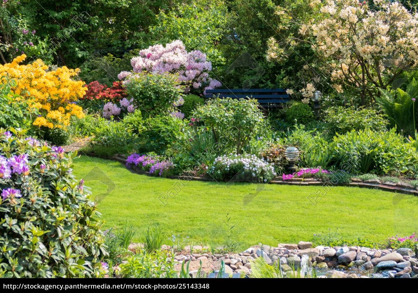 Schöner Garten im Sommer Lizenzfreies Foto 25143348