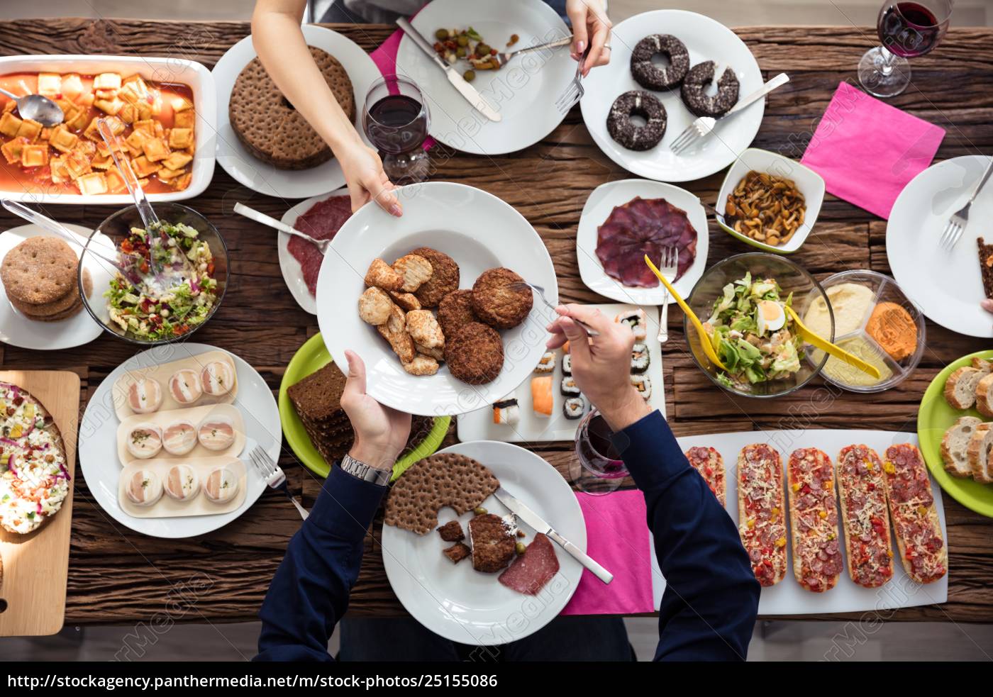 Freunde Die Zusammen Zu Mittag Essen Stock Photo Bildagentur Panthermedia