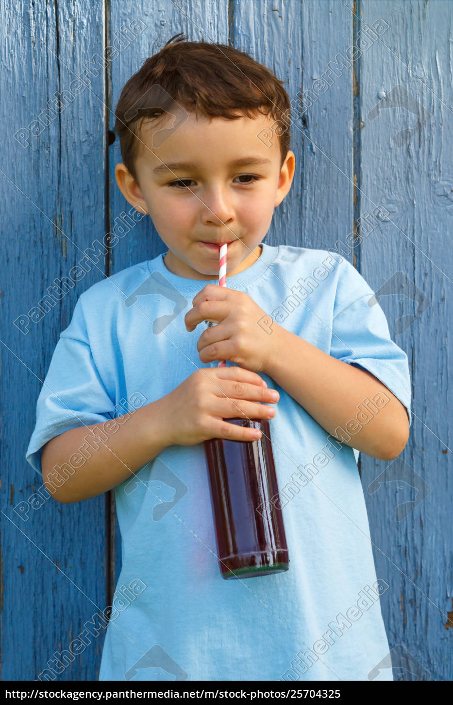 Kind Kleiner Junge Trinkt Cola Limonade Trinken Lizenzfreies Bild 25704325 Bildagentur Panthermedia