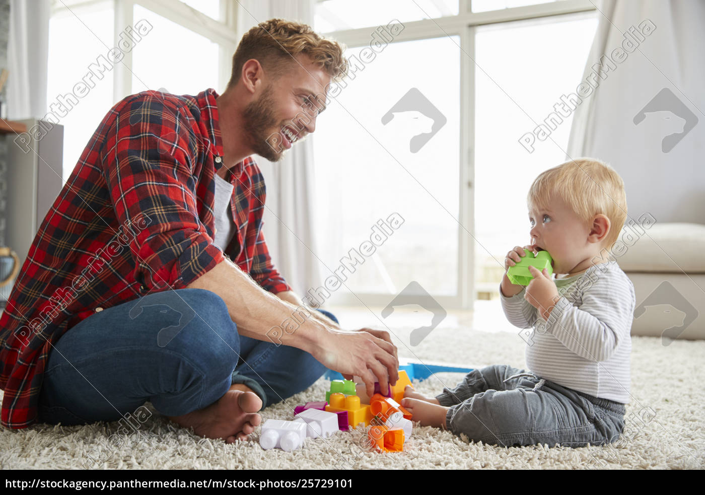 Junger Vater Und Sohn Spielen Zu Hause Zusammen Hautnah Stockfoto 25729101 Bildagentur Panthermedia