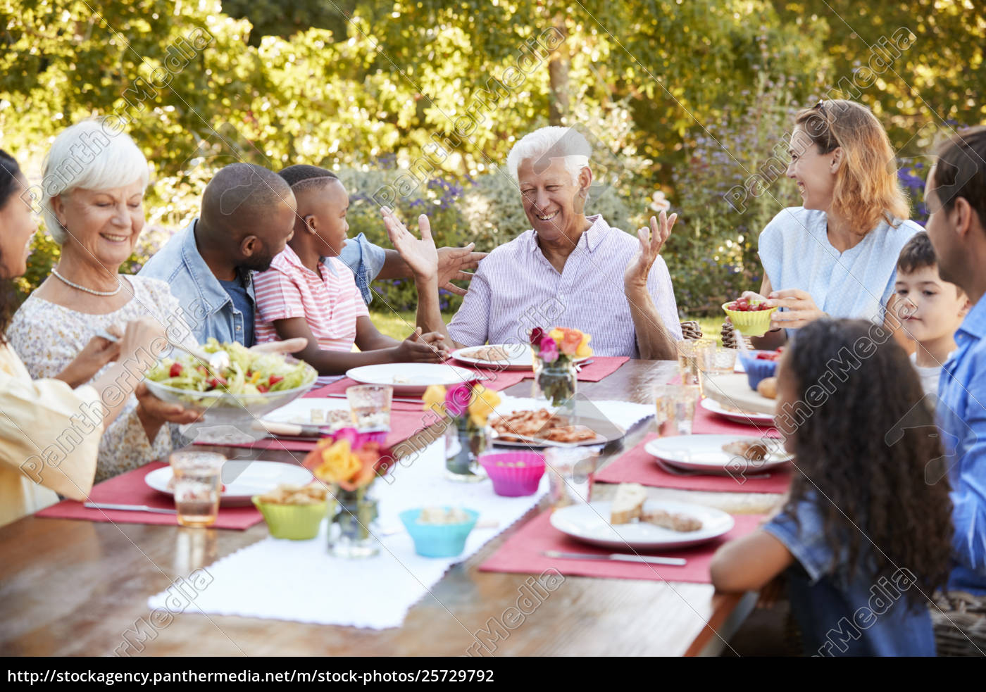 Familie Und Freunde Beim Mittagstisch An Einem Tisch Lizenzfreies Foto 25729792 Bildagentur Panthermedia