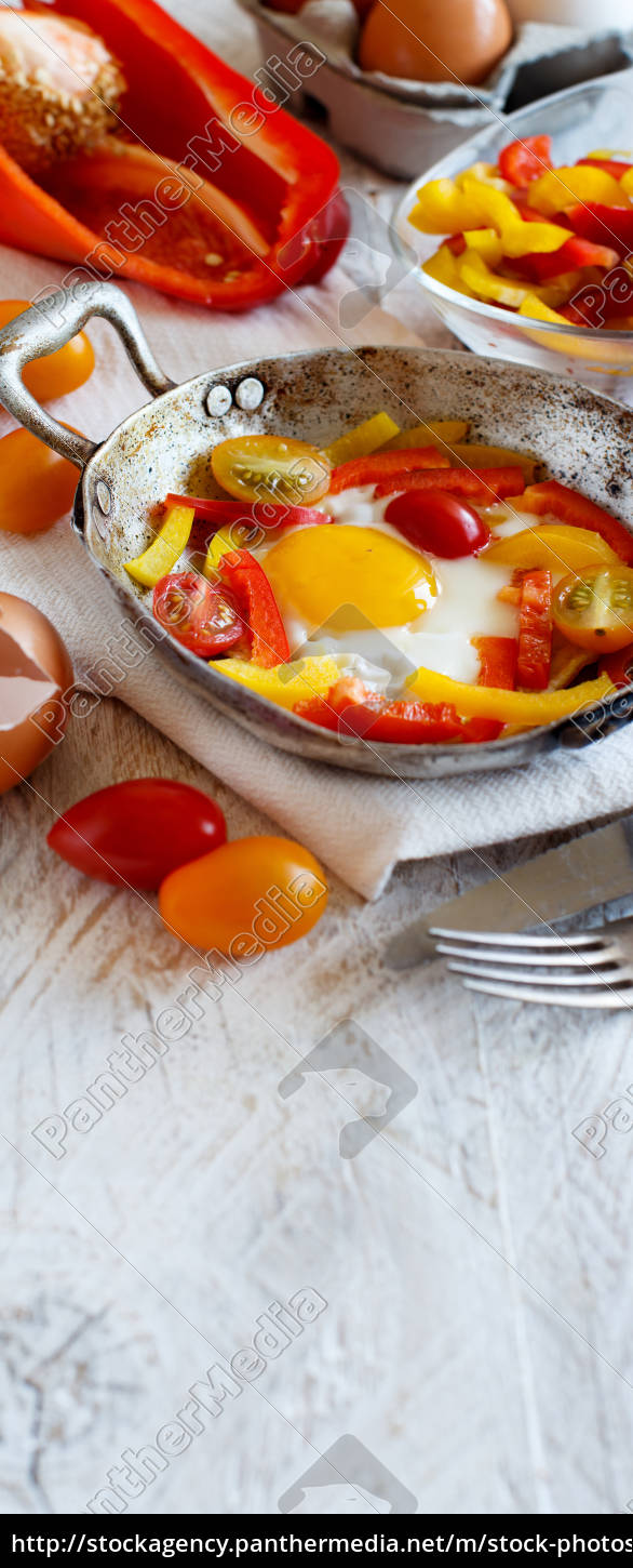 Spiegelei mit Paprika und Tomaten - Lizenzfreies Foto - #25795724 ...