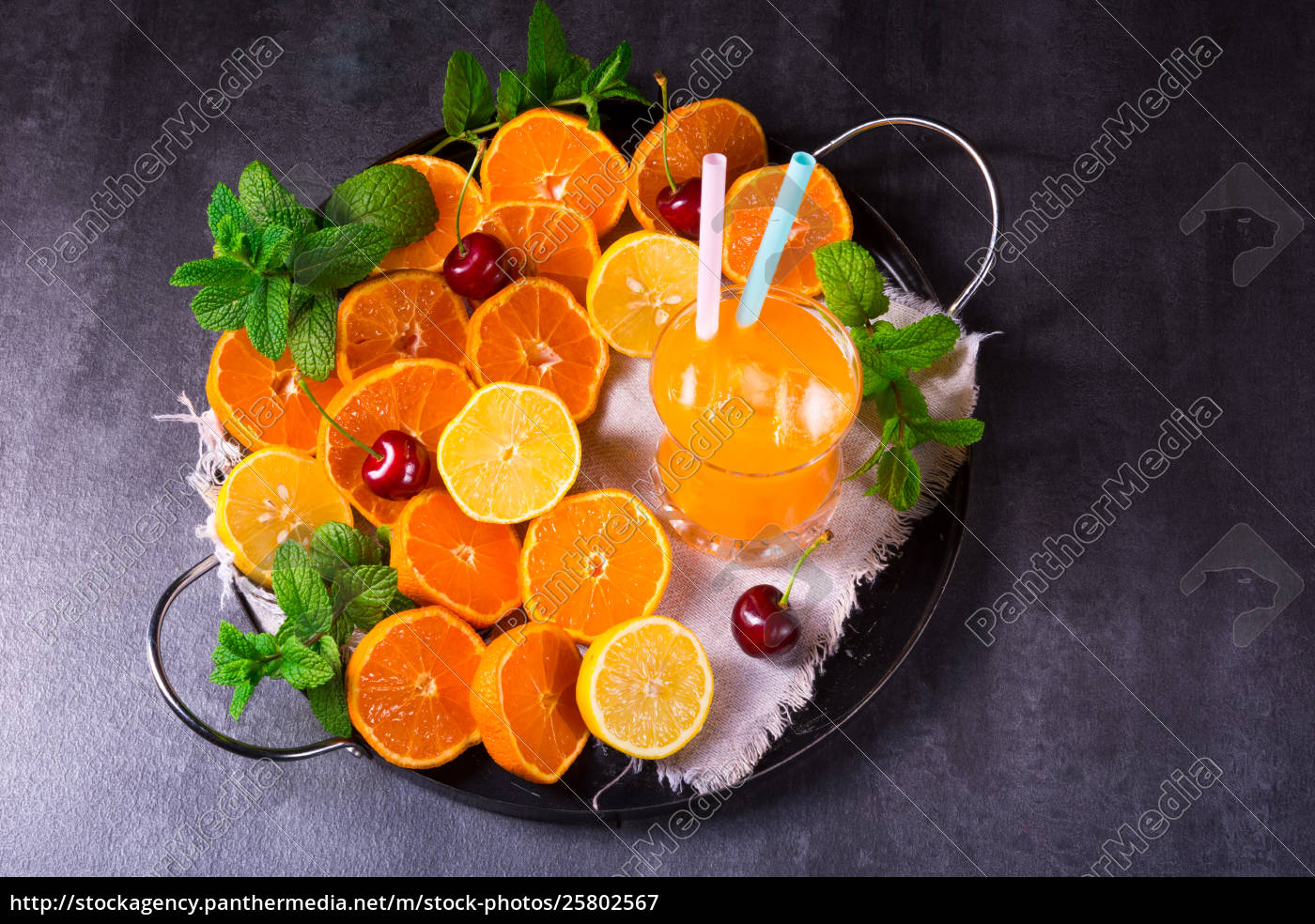 frisch gepresster orangensaft mit eis aus glas - Lizenzfreies Bild ...