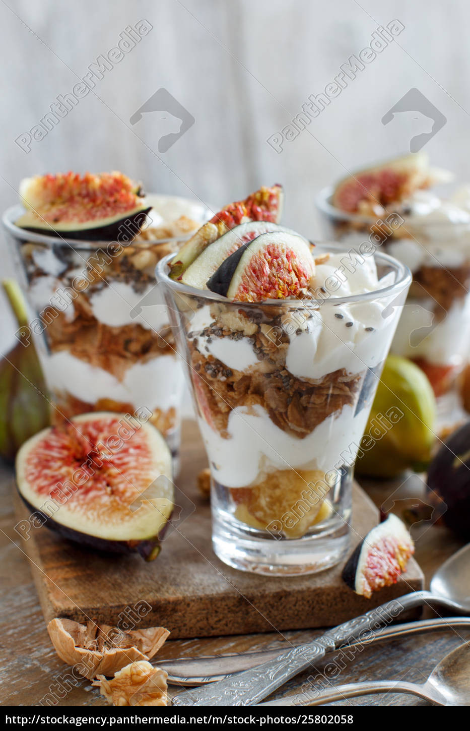 Griechischer Joghurt mit Feigen und Müsli - Stockfoto - #25802058 ...