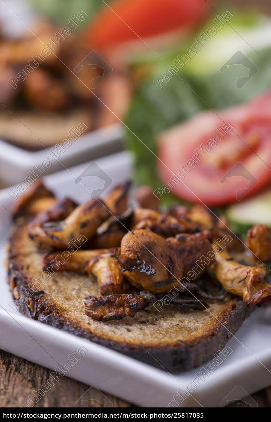 Gegrillte Pfifferlinge Auf Einer Scheibe Brot Lizenzfreies Bild Bildagentur Panthermedia