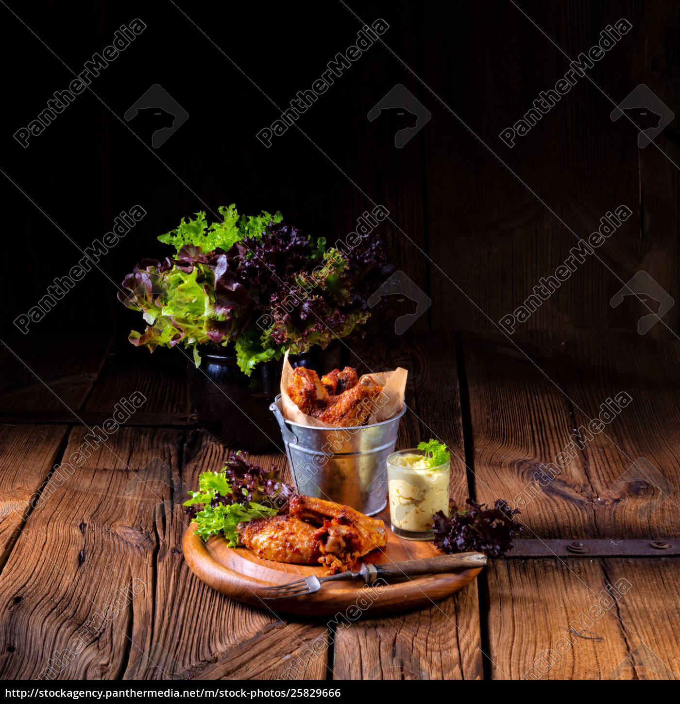 würzige gewürzte hähnchenflügel aus dem ofen - Stock Photo - #25829666 ...