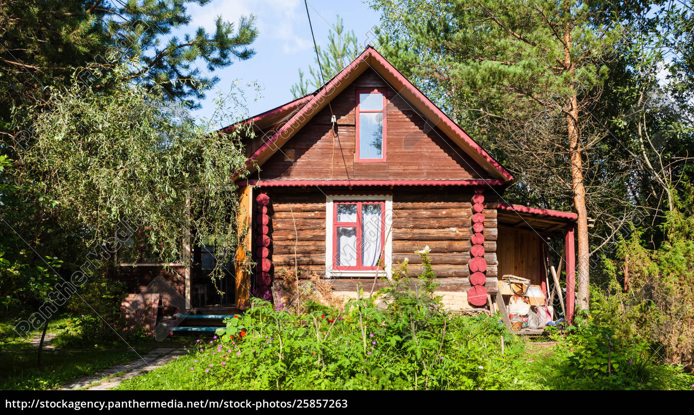 Landliches Blockhaus Im Grunen Garten Am Sommertag Lizenzfreies