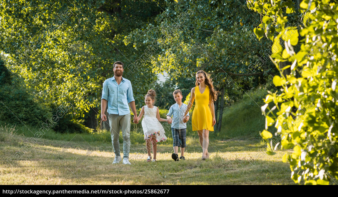 Gluckliche Familie Mit Zwei Kindern Die Wahrend Des Lizenzfreies Bild Bildagentur Panthermedia