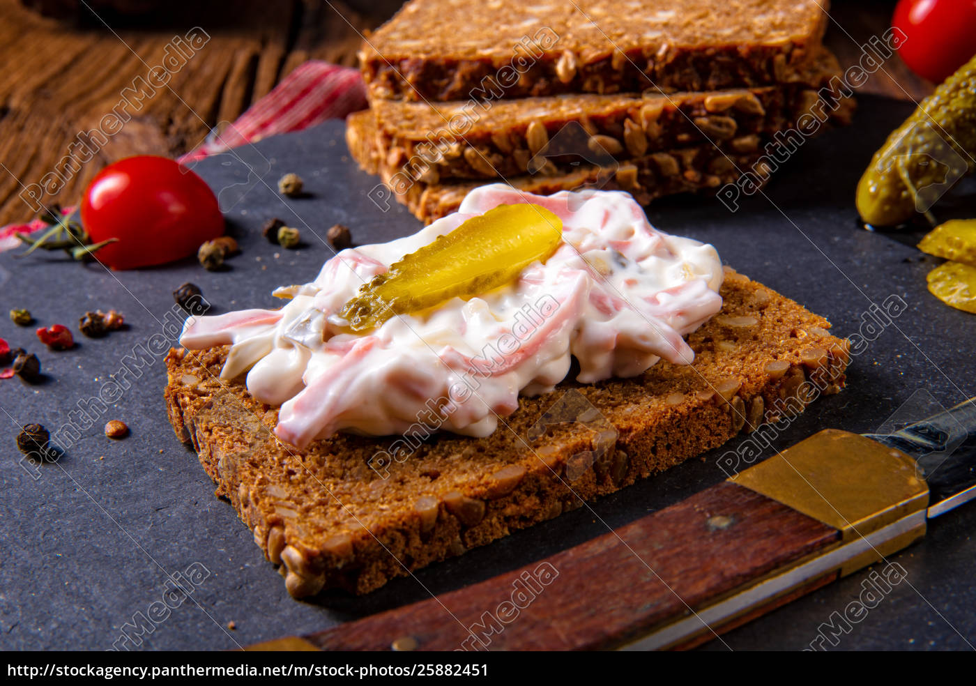 Leckerer würziger Fleischsalat mit Gurke auf dem - Lizenzfreies Bild ...