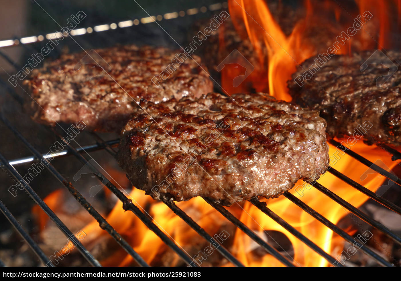 rindfleischburger für hamburger auf grill-flammgrill - Stockfoto ...