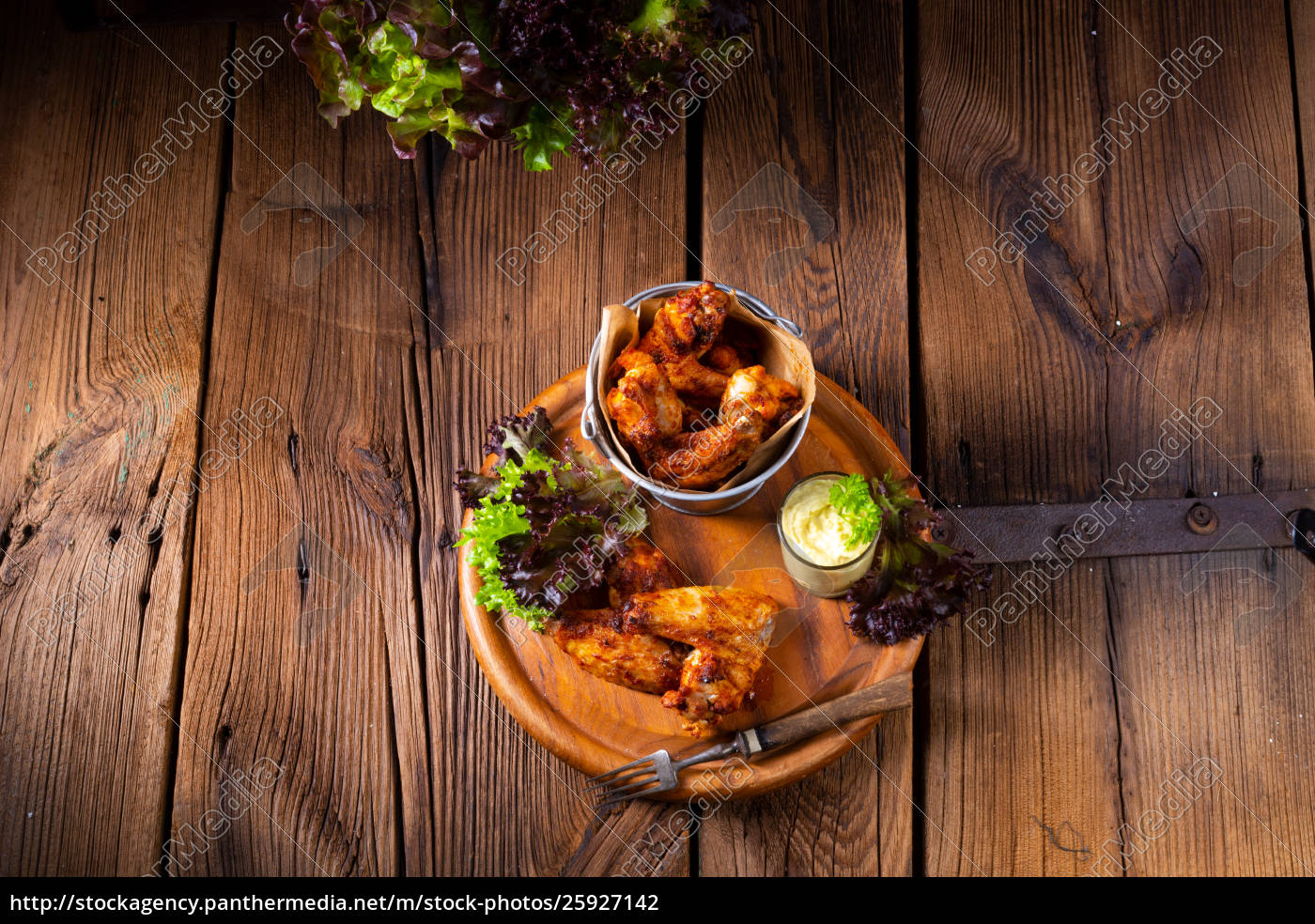 herzhaft gewürzte Hähnchenflügel aus dem Ofen - Stock Photo - #25927142 ...