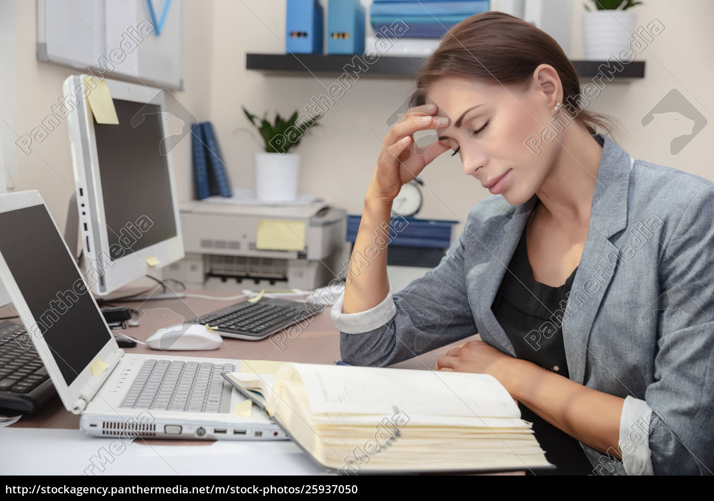 Mude Frau Bei Der Arbeit Stock Photo Bildagentur Panthermedia