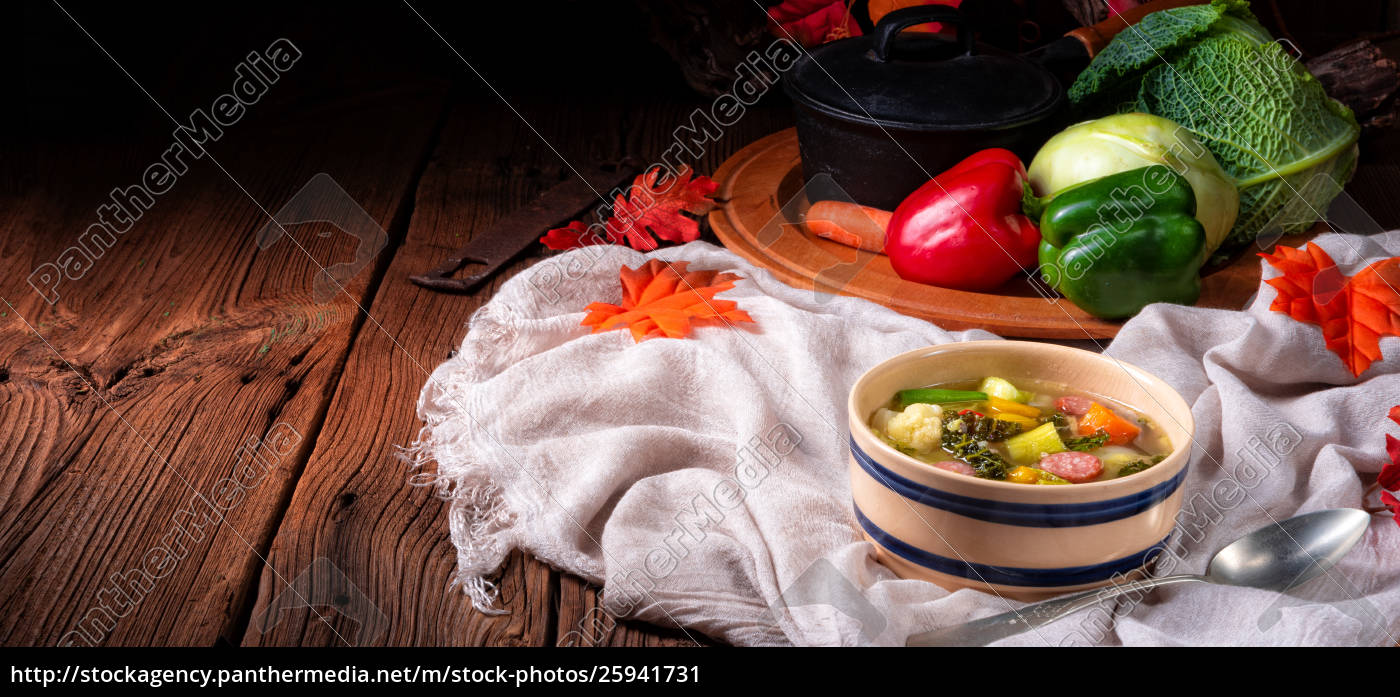 leckere herbstliche Gemüsesuppe mit Wurst und Speck - Lizenzfreies Bild ...