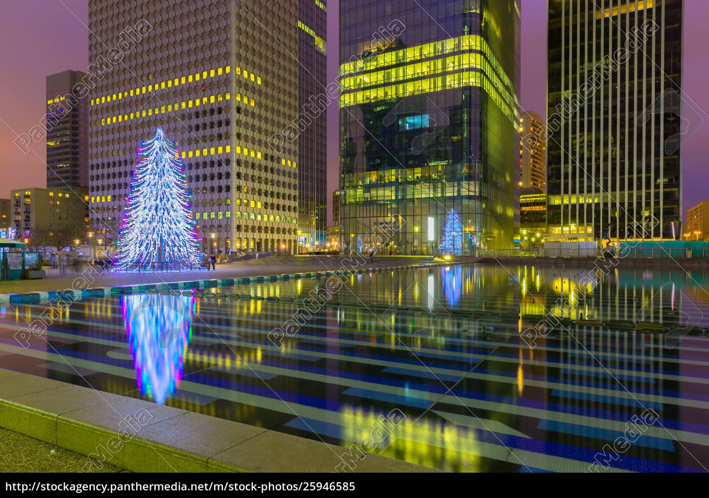 Weihnachtsbaum unter den Wolkenkratzern in Paris Lizenzfreies Bild