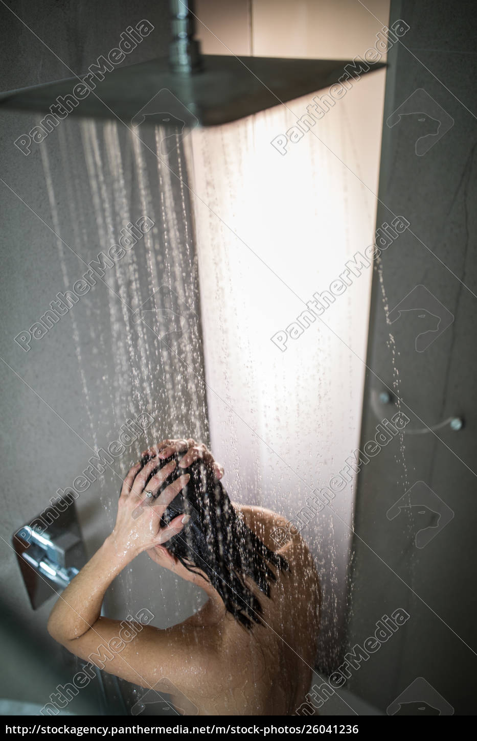 Heiße Brünette Macht Eine Dusche Für Ihr Körper