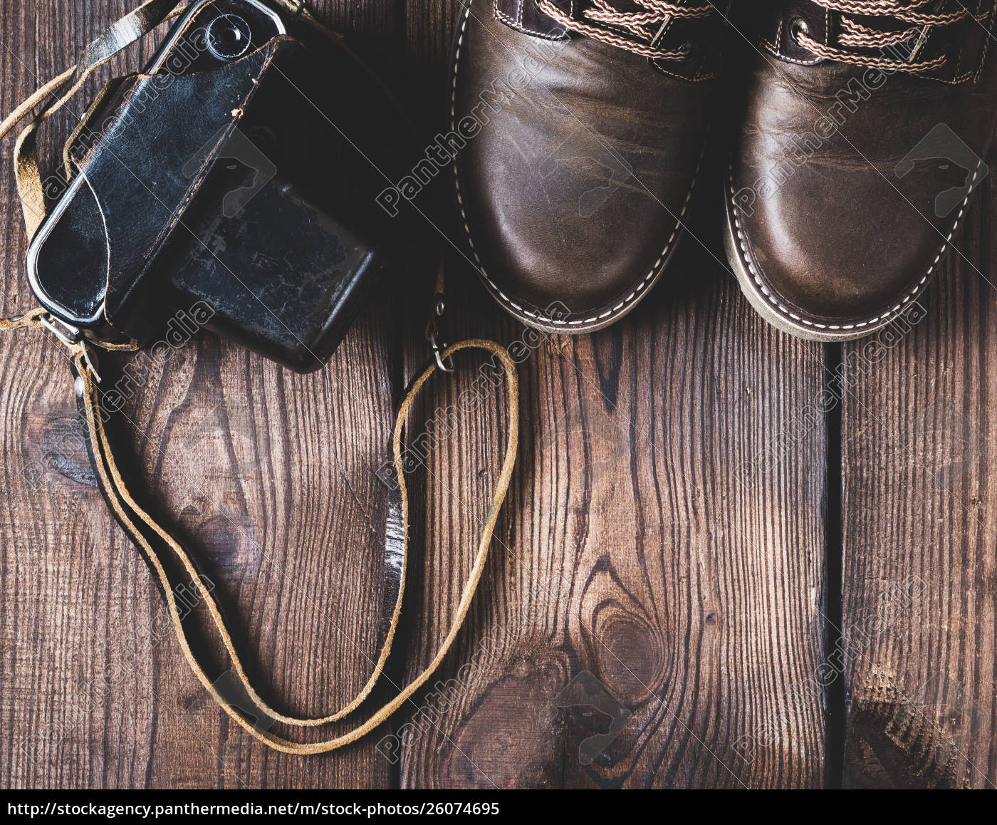 Braune Lederschuhe Und Eine Alte Vintage Kamera Stockfoto Bildagentur Panthermedia