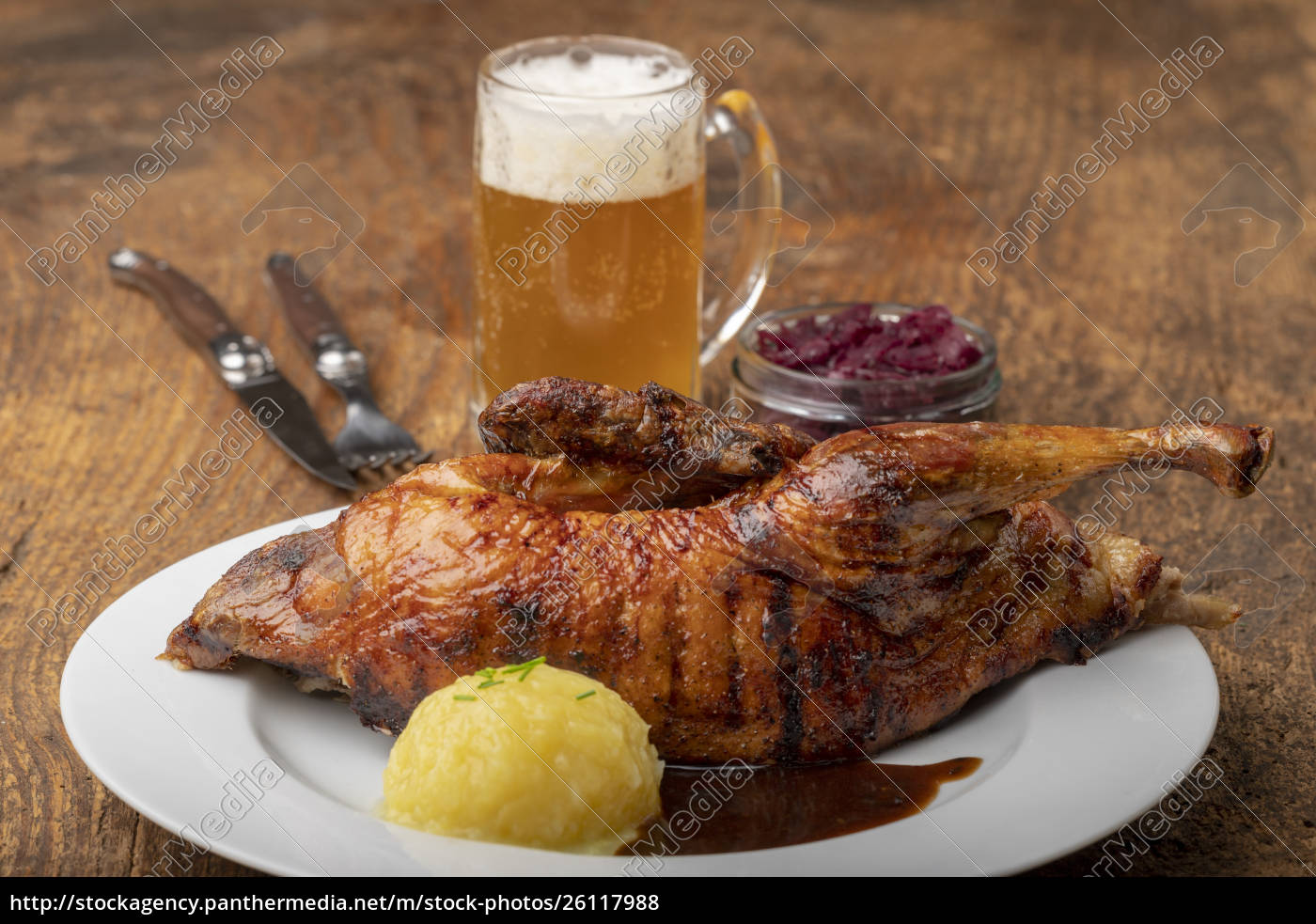 Gegrillte Ente auf einem Teller mit Knödel - Lizenzfreies Foto ...
