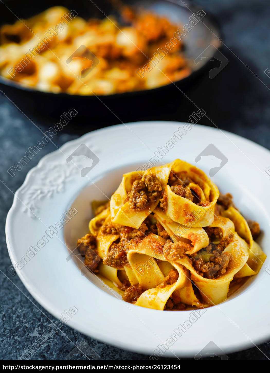 Rustikale italienische Pappardelle bolognese Nudeln in - Stockfoto ...