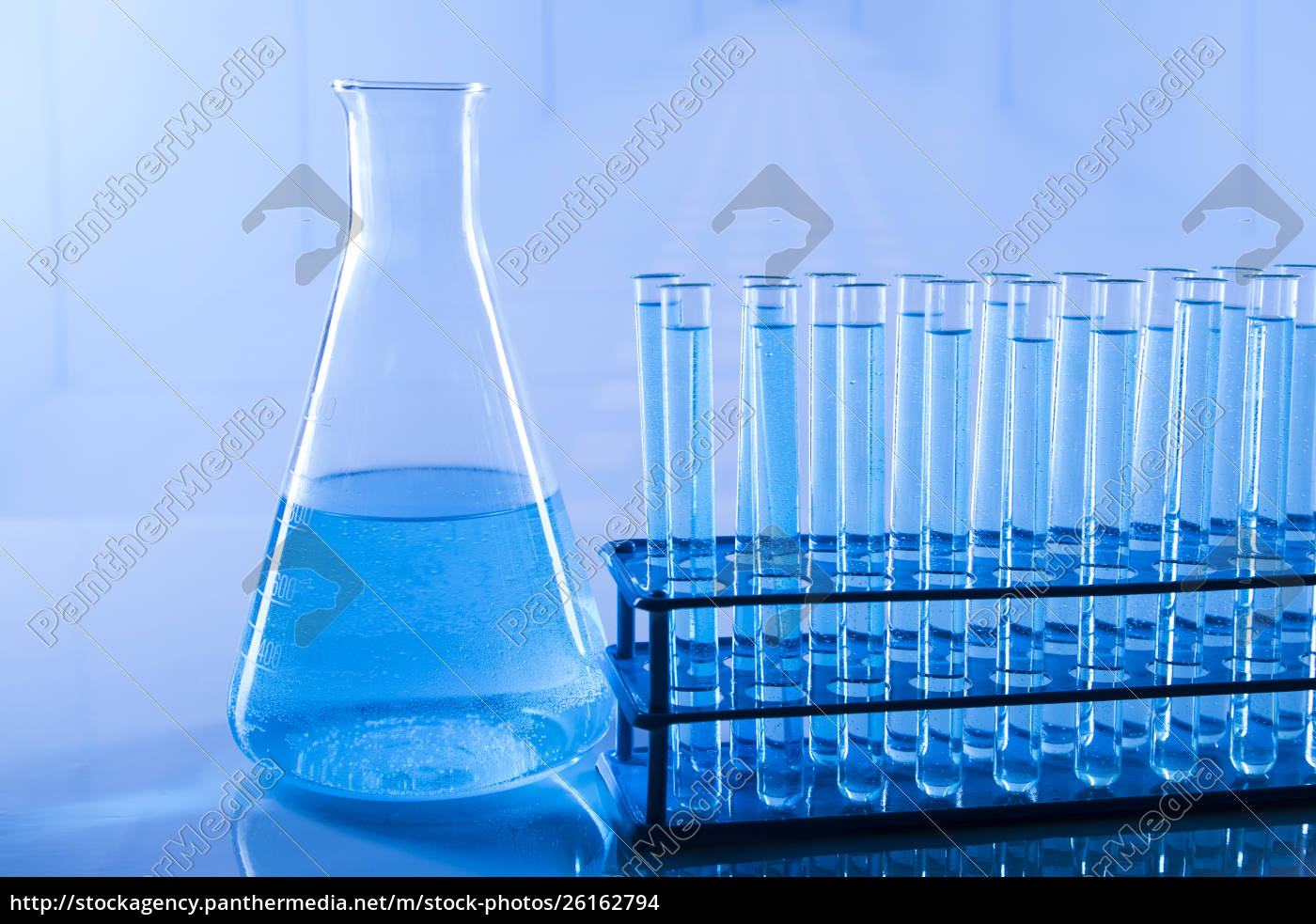 Laborgerate Viel Glas Gefullt Stock Photo Bildagentur Panthermedia