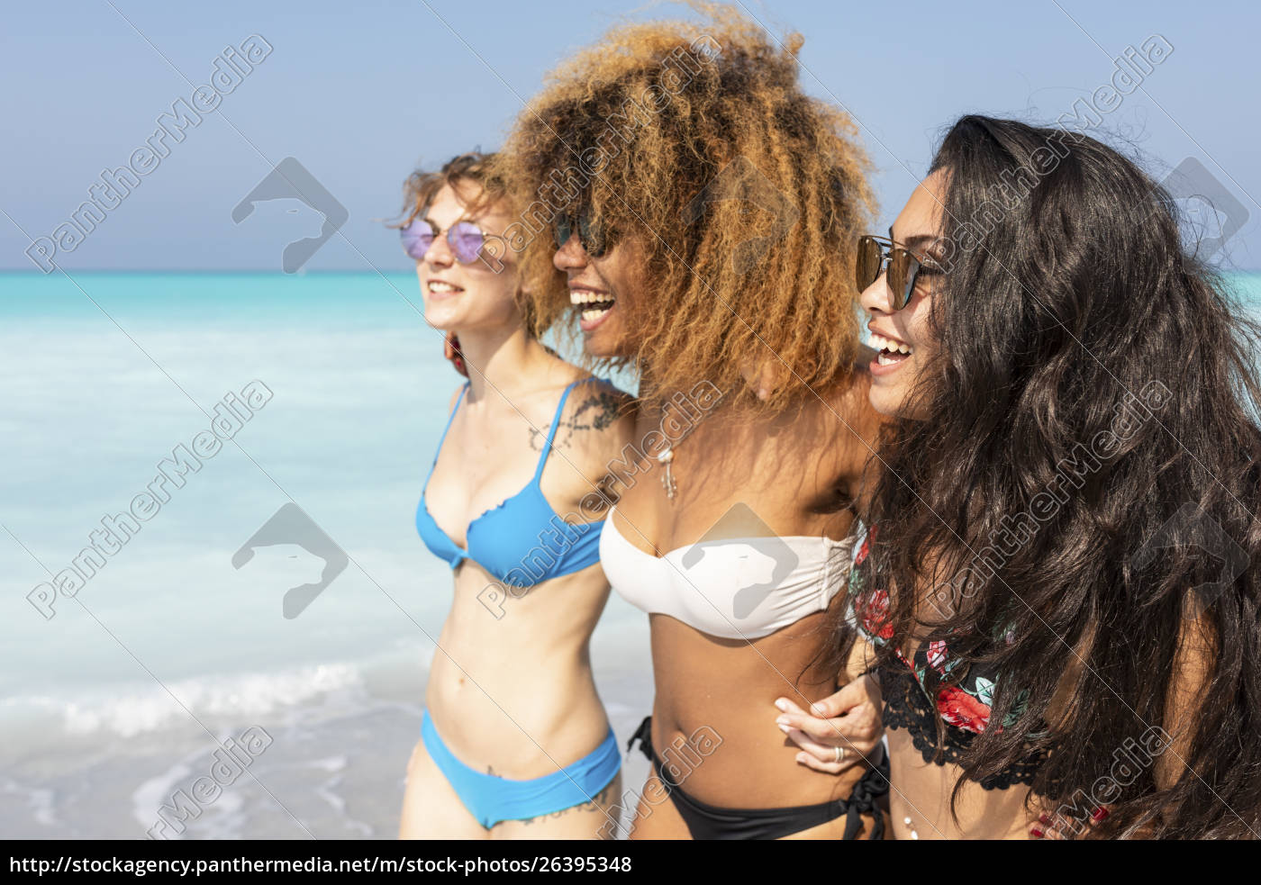 Glückliche Freundinnen Die Mit Den Armen Am Strand Lizenzfreies Foto 26395348 Bildagentur 