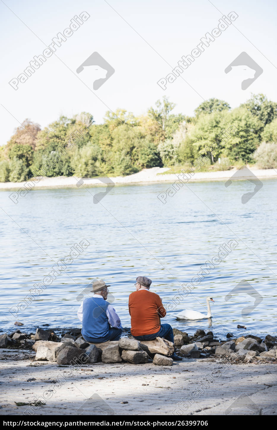 Zwei Alte Freunde Sitzen Am Flussufer Und Beobachten Stockfoto 26399706 Bildagentur 