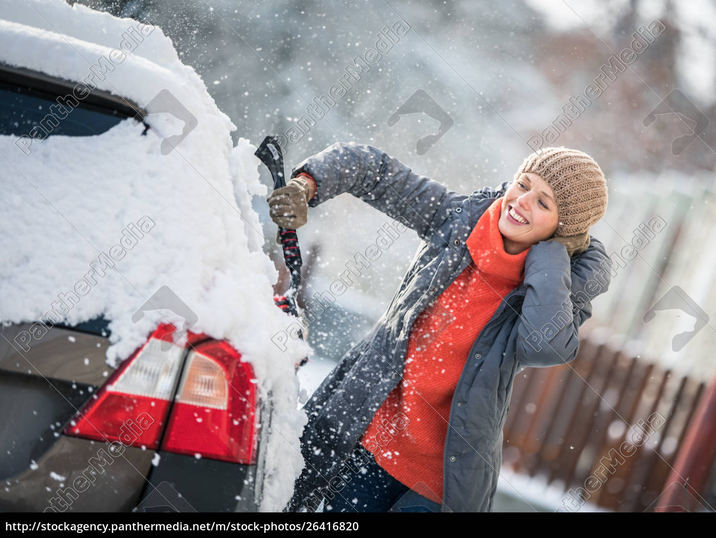 Winter. Eine Frau Mit Einem Besen Säubert Auto Vom Schnee Auf Der