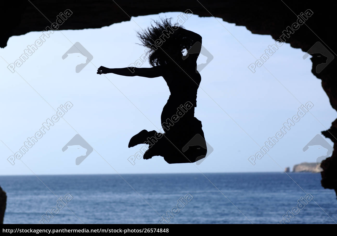 Gluckliche Frau Silhouette Springen Am Strand Lizenzfreies Foto Bildagentur Panthermedia