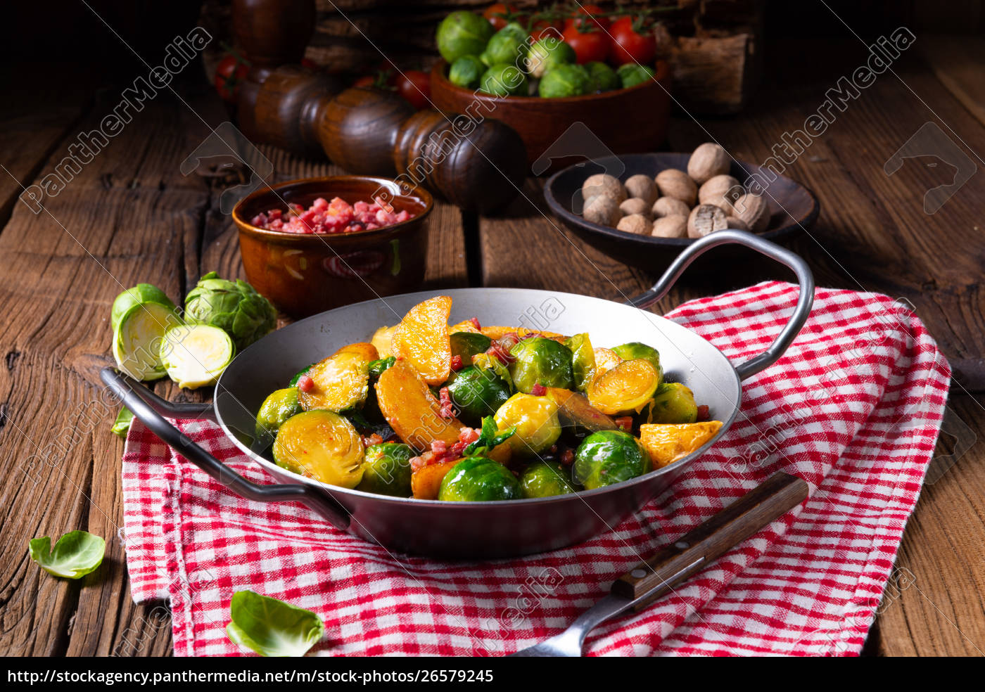 Rosenkohl Kartoffelpfanne mit Speck im rustikalen Stil - Lizenzfreies ...