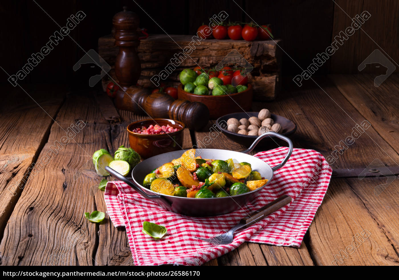 Rosenkohl Kartoffelpfanne mit Speck im rustikalen Stil - Stock Photo ...