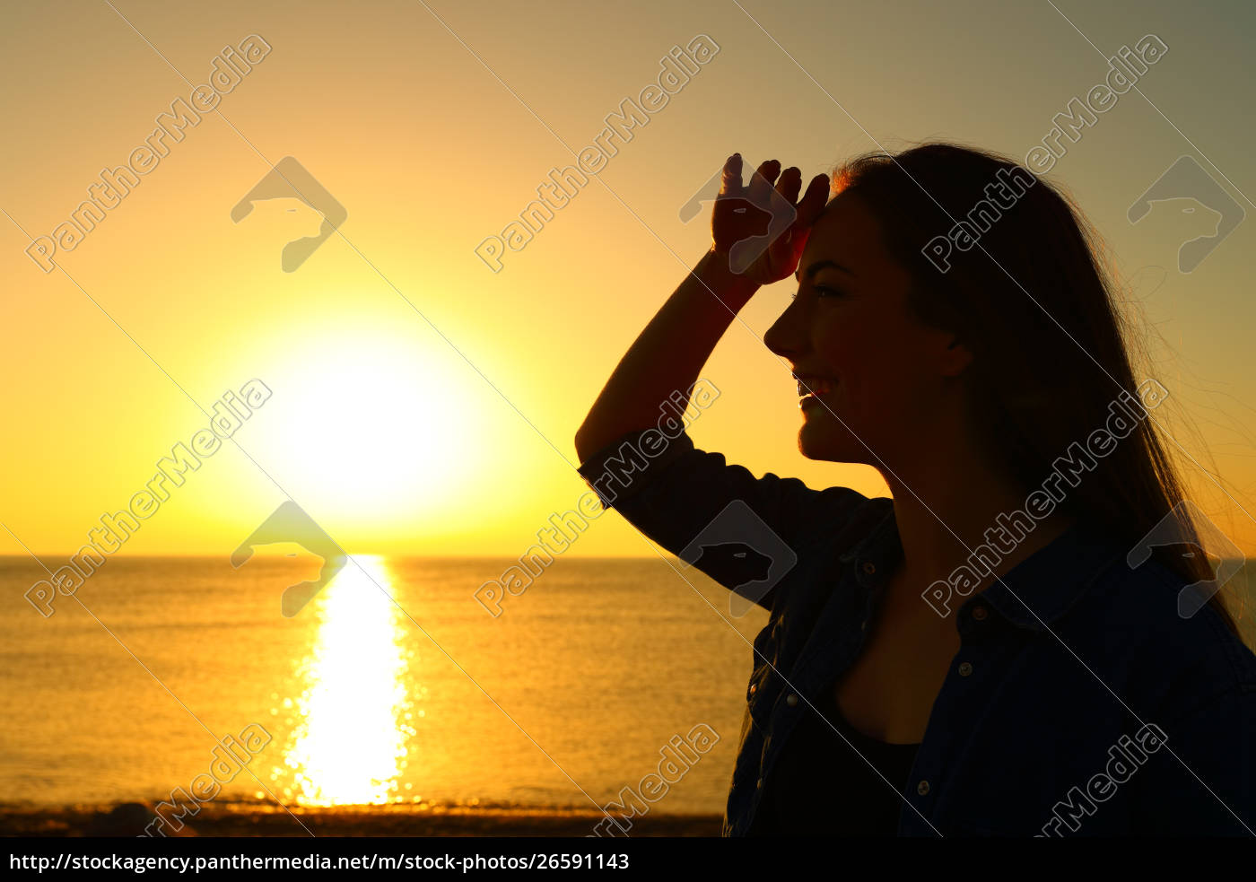 Silhouette Einer Frau Die Bei Sonnenaufgang Am Strand Lizenzfreies Bild Bildagentur Panthermedia