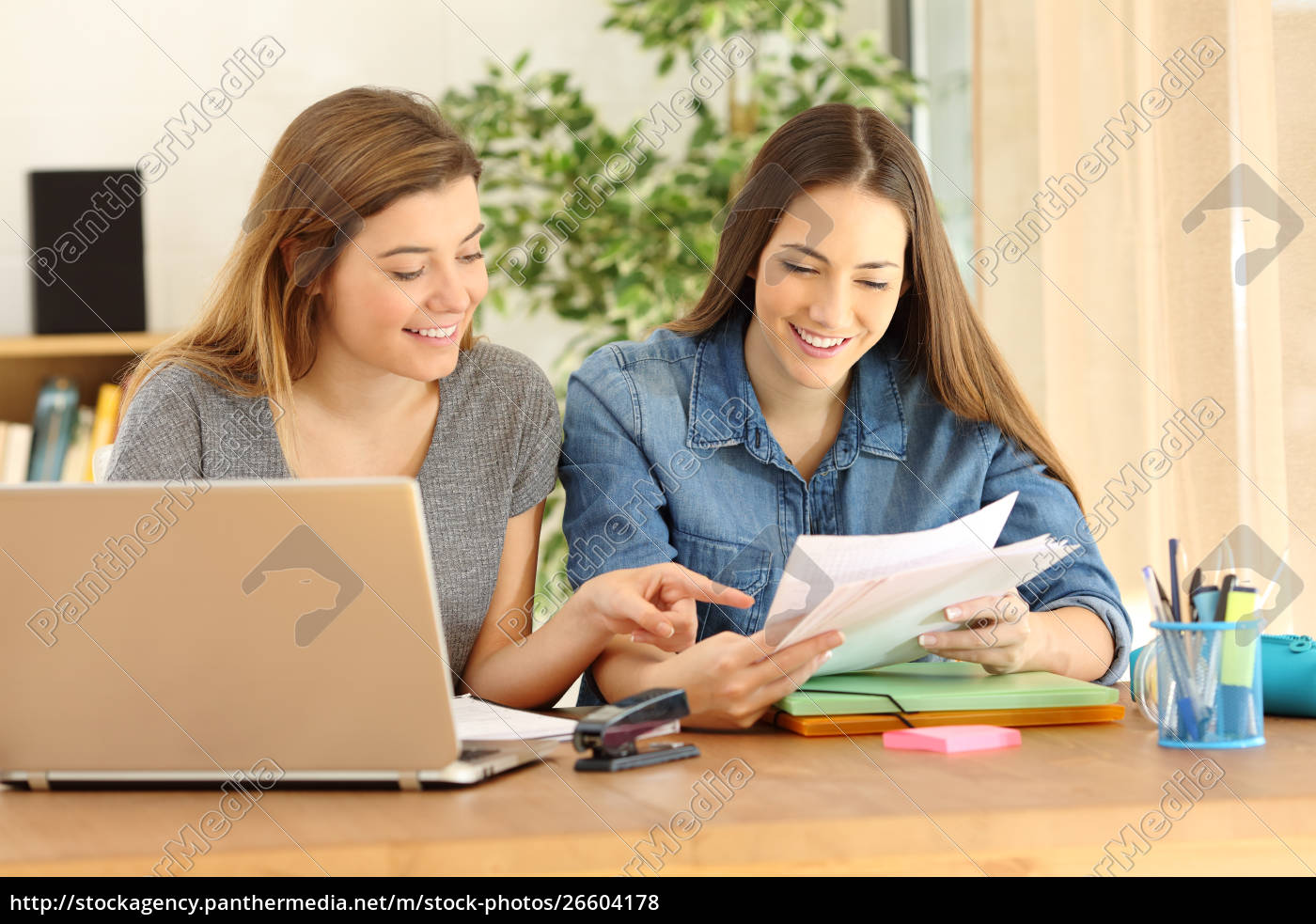 Gluckliche Studenten Studieren Schecknotizen Zu Hause Stock