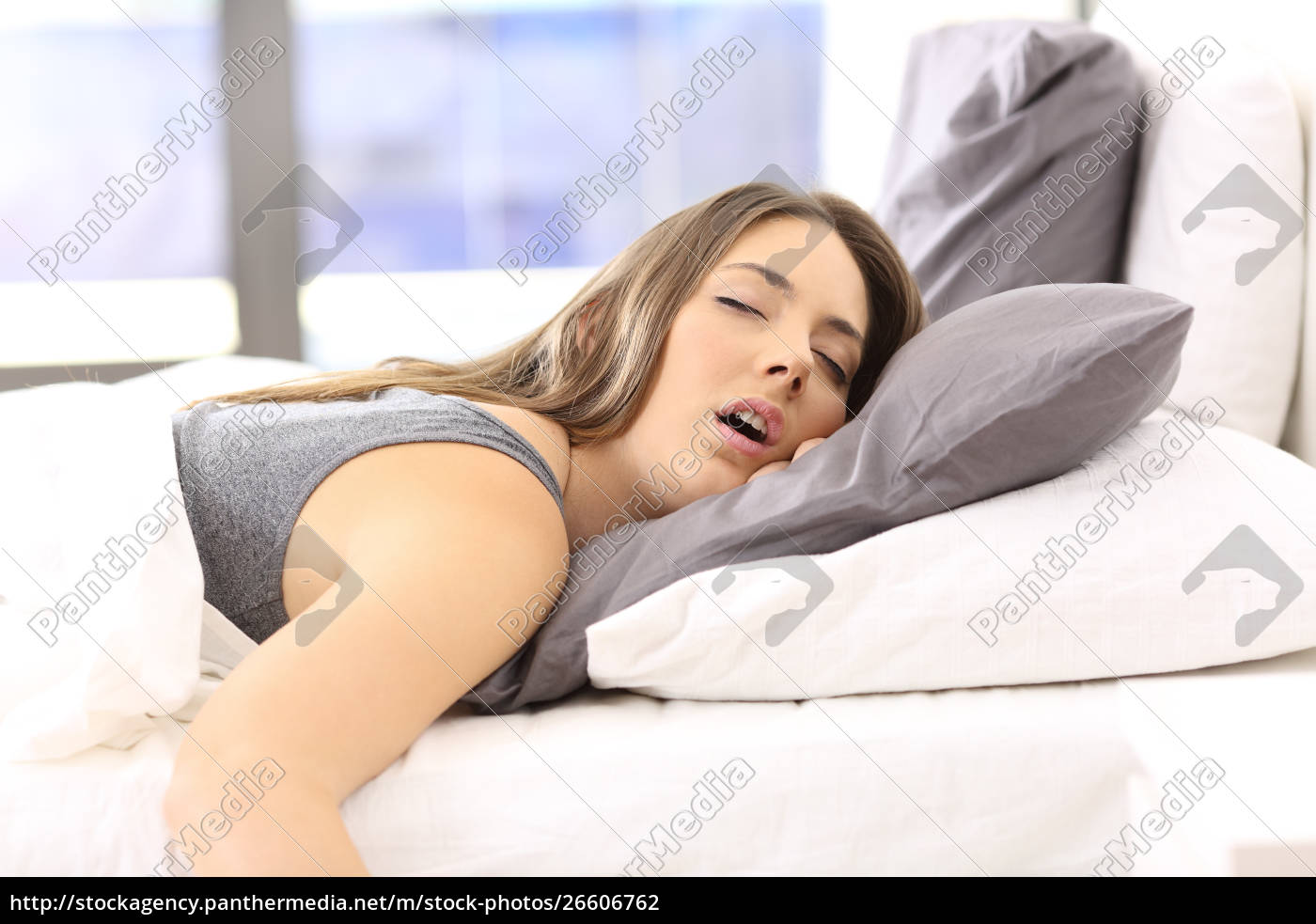 Mude Frau Ruht Zu Hause Auf Einem Bett Stock Photo 26606762 Bildagentur Panthermedia