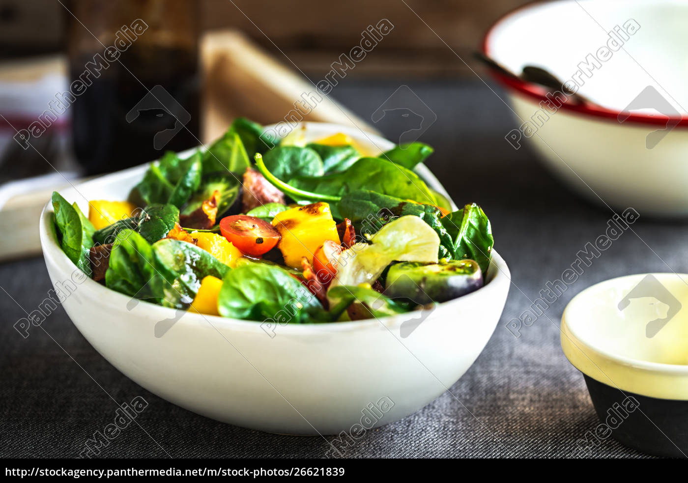 Mango mit Speck und Spinatsalat - Lizenzfreies Bild - #26621839 ...